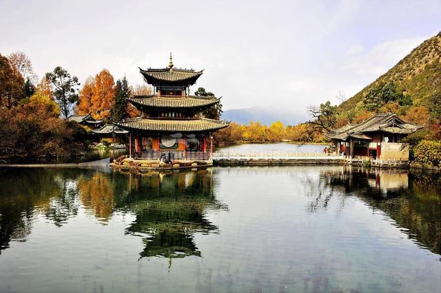Black Dragon Pool Park Attractive Autumn Landscape