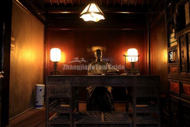 Huangzhou Chinese Herbal Medicine Museum Portrait Sculpture