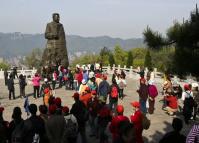 Tourists Visit Helong Park in Zhangjiajie China