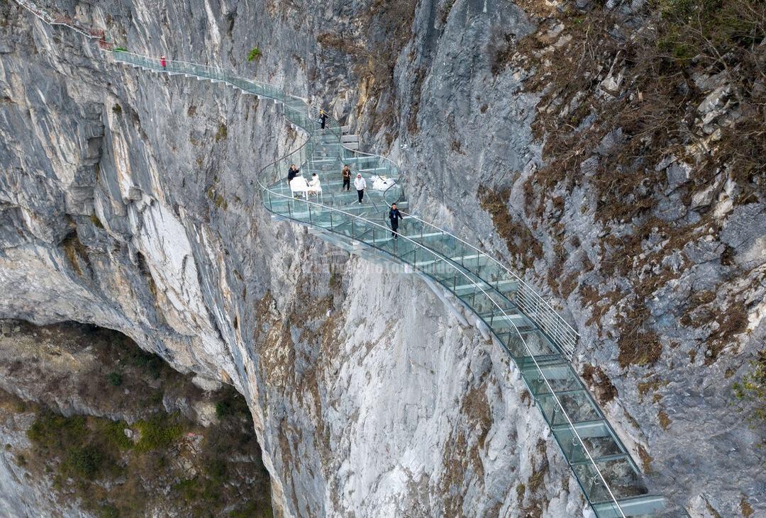 Glass Walkway in Zhangjiajie Qixing Mountain