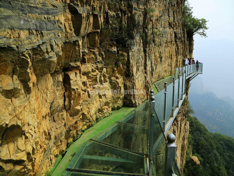 The Glass Walkway in Zhangjiajie Tianmen Mountain